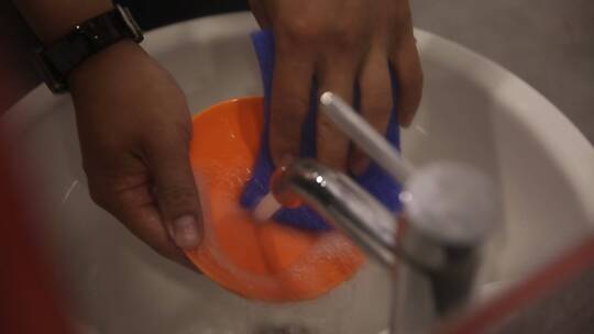 洗手池水龙头刷碗洗碗刷盘子
