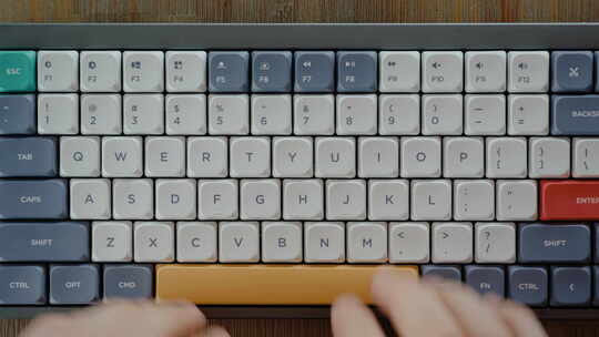 在木桌上使用复古风格的键盘视频素材模板下载