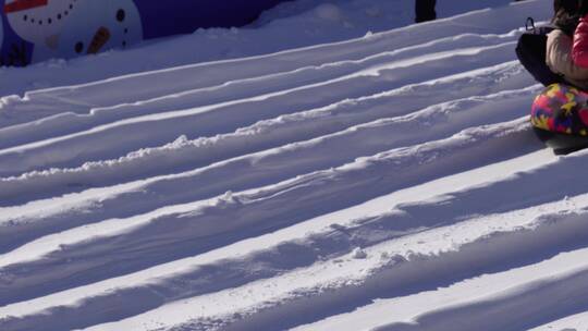 玩雪滑雪打雪仗紫竹院雪圈雪地视频素材模板下载