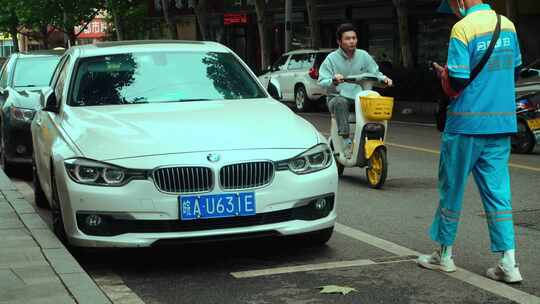 马路上泊车收费员贴收费单2