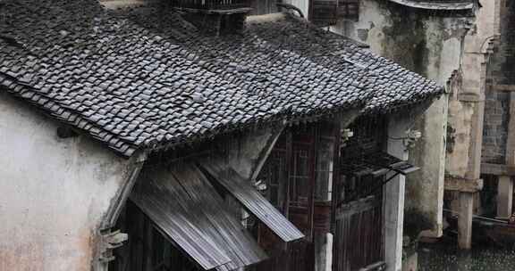 （慢镜）中国千年古镇乌镇下雨天屋檐滴水