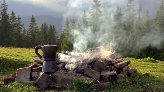 火堆上煮着咖啡