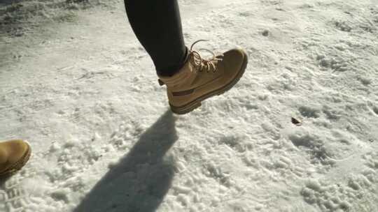 穿着皮靴走在雪地上