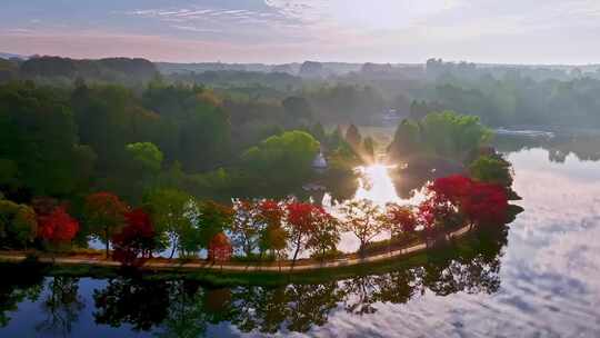 南京中山植物园月牙堤秋景美如画