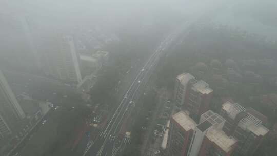 雨雾中的城市道路航拍