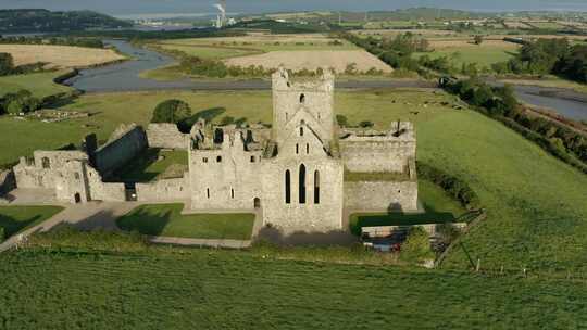 俯瞰，俯瞰，邓布罗迪修道院是爱尔兰韦克斯福德郡的一座前西多会修道院。