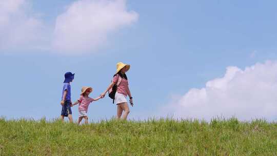 夏天唯美一家人走在蓝天白云下
