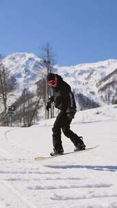 在滑雪道上玩滑板的男人