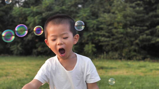 中国小朋友小孩玩玩具玩泡泡做鬼脸