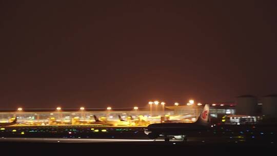 夜晚飞机在机场起飞飞机降落