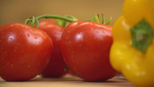 特写旋转着的彩色蔬菜 菜椒 西红柿