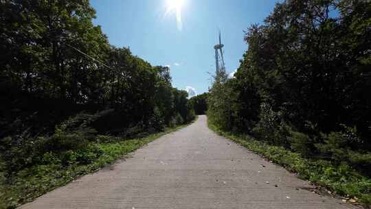 驾车行驶在风力发电场边道路上