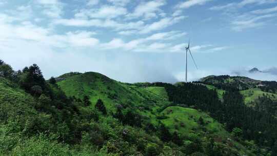 阳光下桂林高山上的云海和风力发电风车