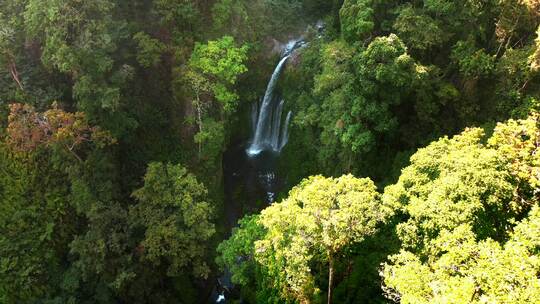 鸟瞰仙丹吉乐瀑布，塞纳鲁龙目岛，印度尼西