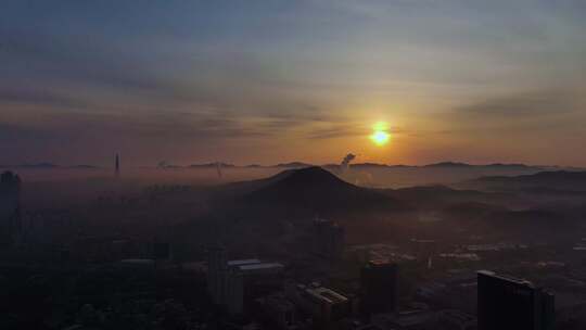 城市上空的太阳