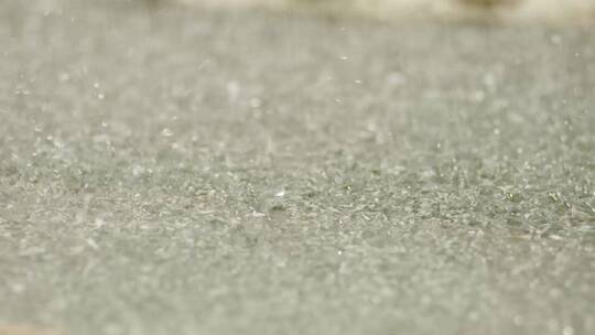 下雨天地面积水暴雨雨靴踩水脚步溅起水花