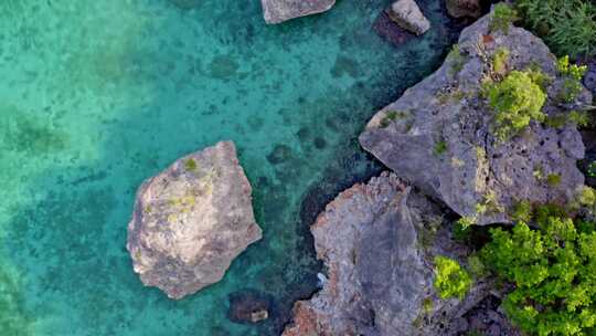 鹰湾巨石和悬崖的高空拍摄（巴伊亚德拉斯阿吉拉斯）视频素材模板下载