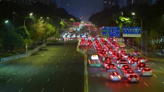 城市道路夜间车流景象