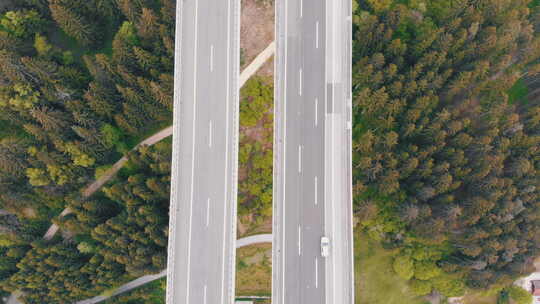 空中俯视图的高速公路高架桥与多车道交通在