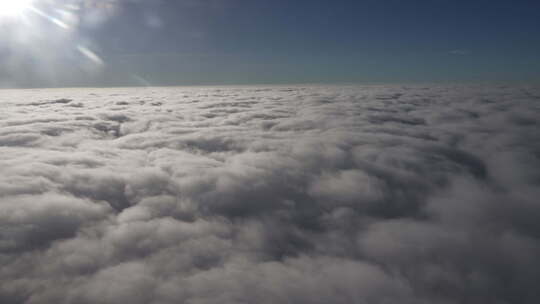 飞机上航拍云海