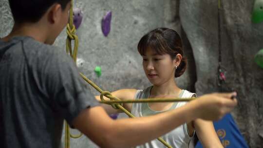 女人用绳子打结