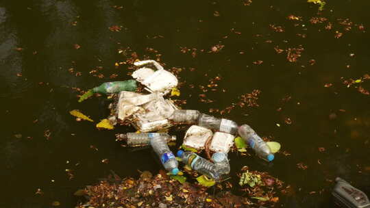 河里的垃圾 漂浮在河面的塑料瓶视频素材模板下载