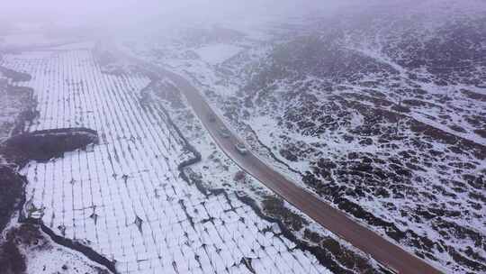 冬日雪山公路航拍景象