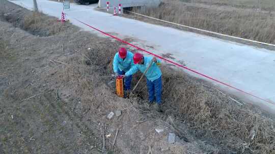 户外工人在路边进行施工作业