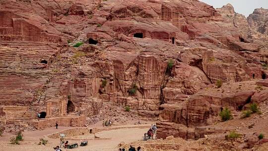 山脉中的古老城市