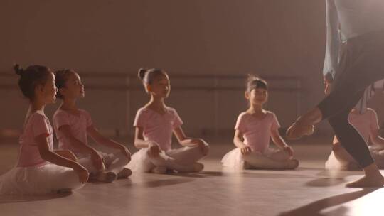 儿童舞蹈课堂培训芭蕾舞现代舞舞蹈教室练舞