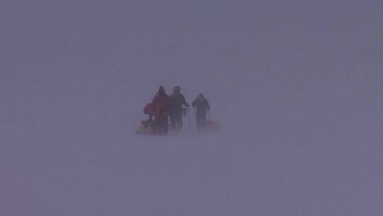 探险队在暴风雪中艰难行走