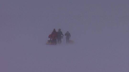 探险队在暴风雪中艰难行走视频素材模板下载