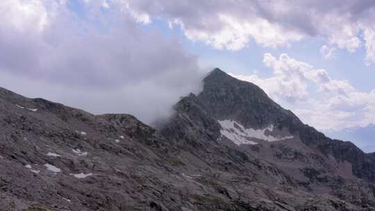 山景边缘有云雪荒凉景观没有人类艰苦的生活条件