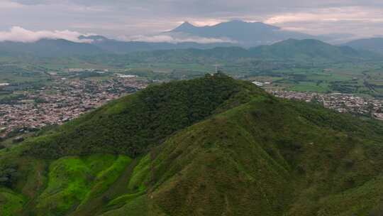 Tecalitlan山脉和城市全景描绘了