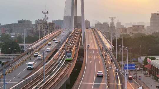 南海有轨电车南海新交通列车通过平洲大桥