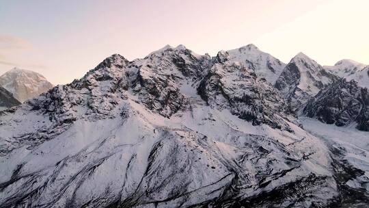 日落时分雪山山峰山脉航拍风景