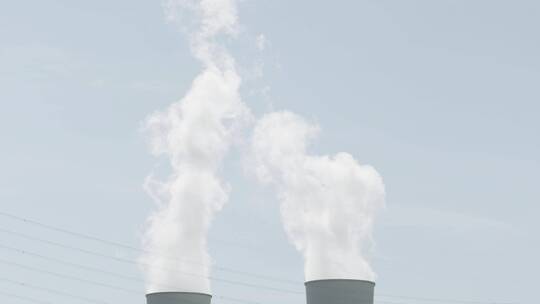 炼油厂烟囱排出污染物