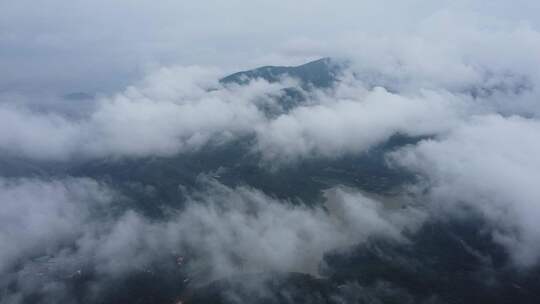 广东东莞：雨后银瓶山上空出现云海
