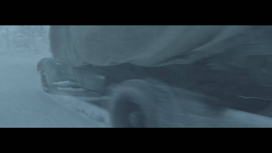 卡车行驶在暴风雪里