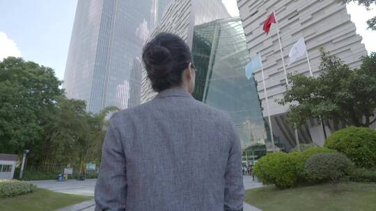城市建筑高楼大厦女人背影白领上班背影向前
