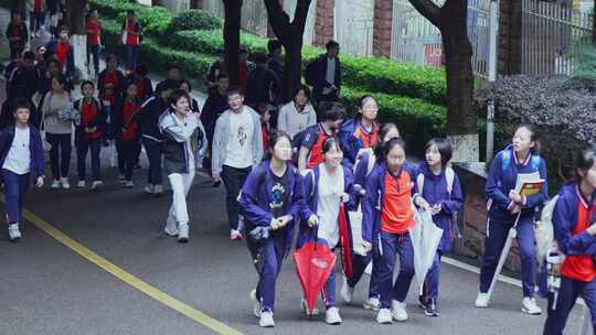高考学生走出考场