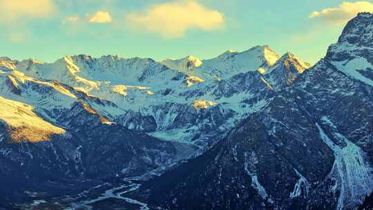 航拍高原雪山山峰