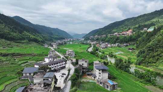 山林间的乡村风光，绿意盎然的田野景象