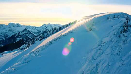 雪岭晨曦 阳光洒满 冰雪温柔闪烁