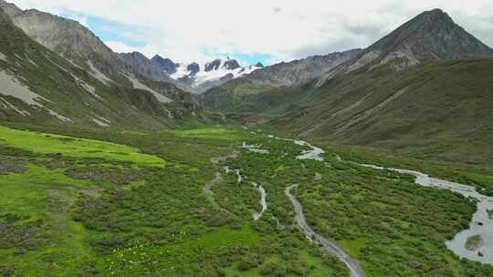 航拍川西格聂山区阿萨贡格雪山草原风光