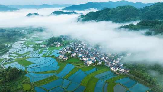 乡村梯田云雾环绕俯瞰画面