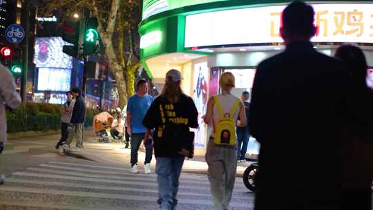 夜晚城市人群行人汽车车辆车流人流夜景人文