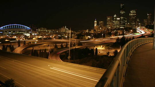 晚上西雅图高速公路上车辆行驶的延时镜头
