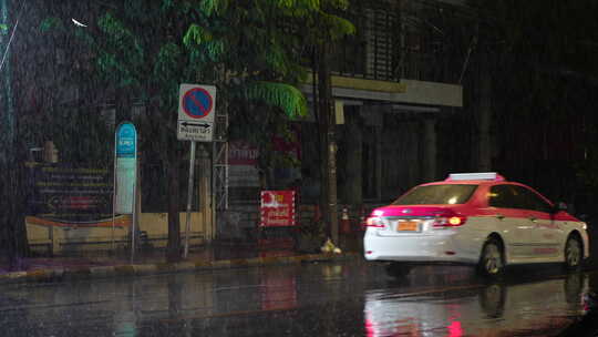 泰国清迈曼谷雨夜城市街景