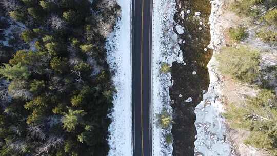 冬天雪后林间公路鸟瞰全景